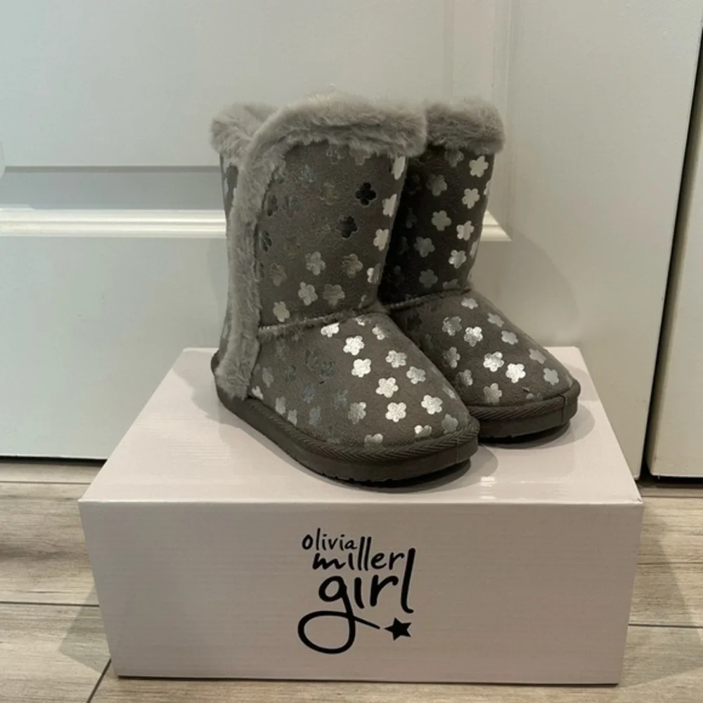 Olivia Miller Girl! Gray faux fur lined pull on boots size 12 NEW